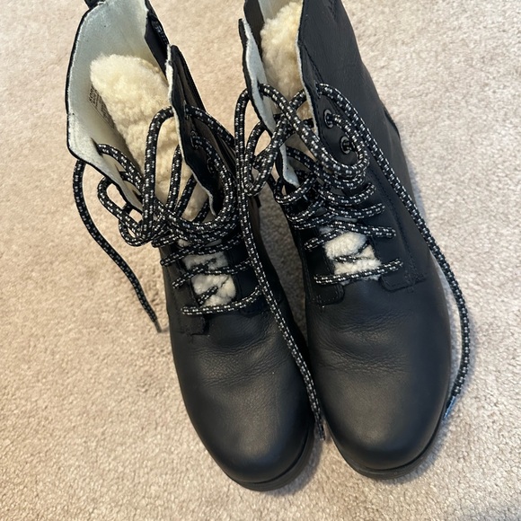 Sorel waterproof winter boots! Worn once! In box. - Picture 5 of 5